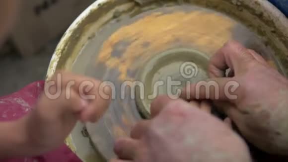 双手工作的人正在做陶器视频的预览图