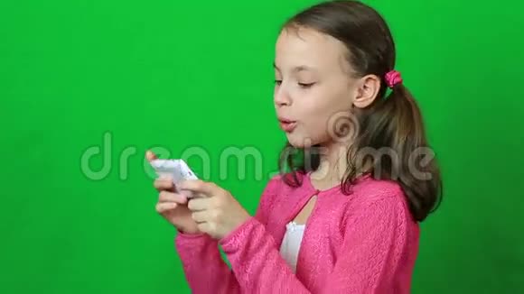 手里拿着智能手机的小女孩笑了视频的预览图