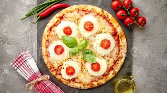 带西红柿的自制披萨莫扎雷拉视频的预览图