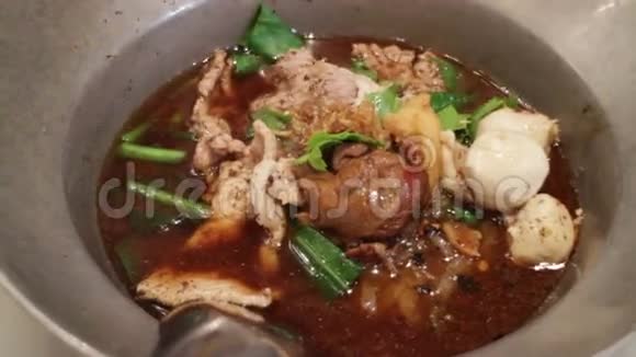 热腾腾的亚洲面猪肉汤视频的预览图