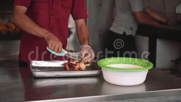男人用剪刀剪烤鸡视频的预览图