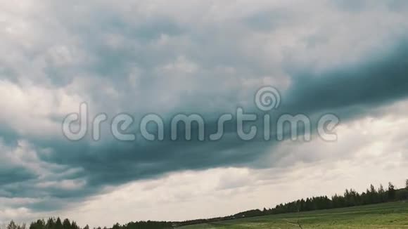 雨前深蓝色的雷云笼罩在草地上视频的预览图