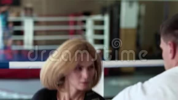 戴拳击手套训练教练的美女视频的预览图