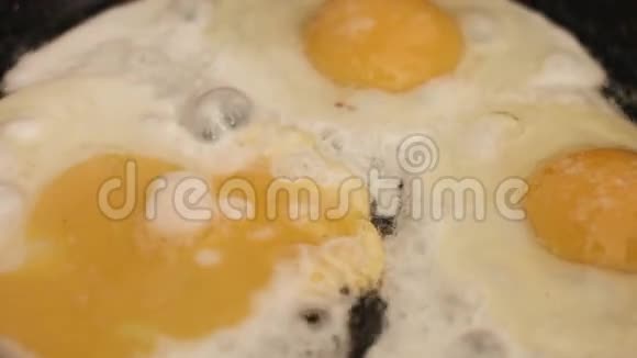 用煤气滚刀在不锈钢锅上煮煎蛋作为早餐简单的食物为爱人做饭视频的预览图