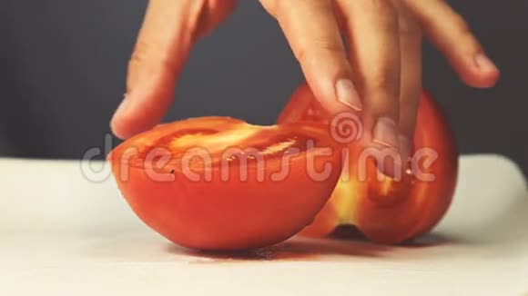 女厨师正在餐厅厨房的砧板上剁碎新鲜多汁的番茄视频的预览图