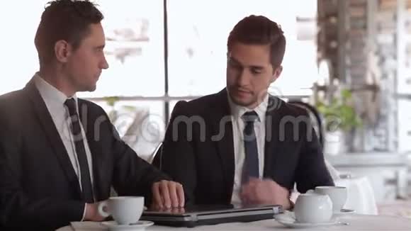 午餐时间两个商人视频的预览图