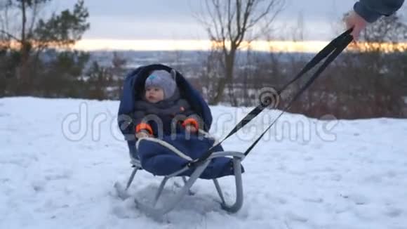 坐雪橇的小男孩视频的预览图