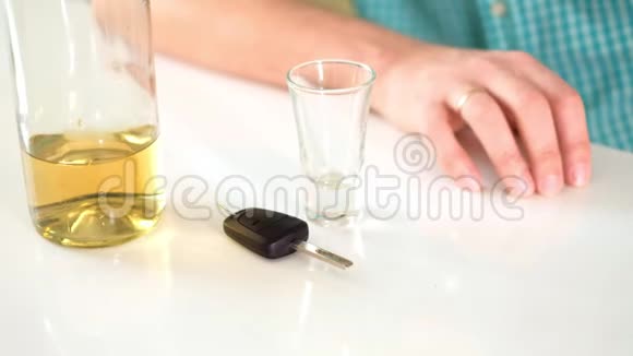 一个男人喝酒想开车视频的预览图