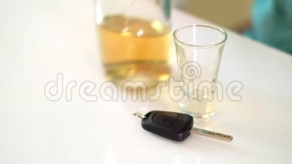 一个男人喝酒想开车视频的预览图