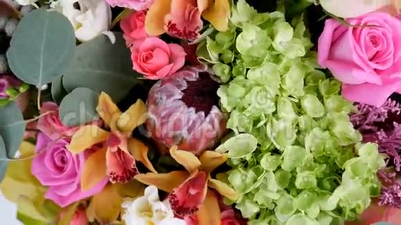 特写从上面看花花束旋转花组成由玫瑰水鸟藻布鲁尼亚视频的预览图