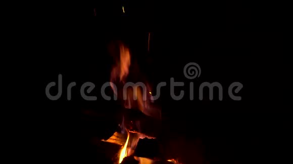 夜间在旅游营地发生火灾视频的预览图