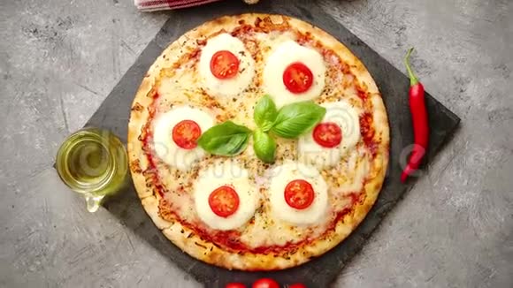 带西红柿的自制披萨莫扎雷拉视频的预览图