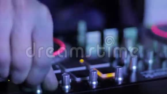 双手DJ混合音乐CD混音机在夜总会循环视频9视频的预览图