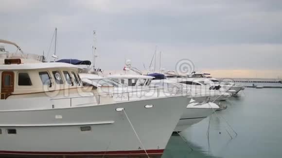 港口或港口的游艇和船只码头景观视频的预览图