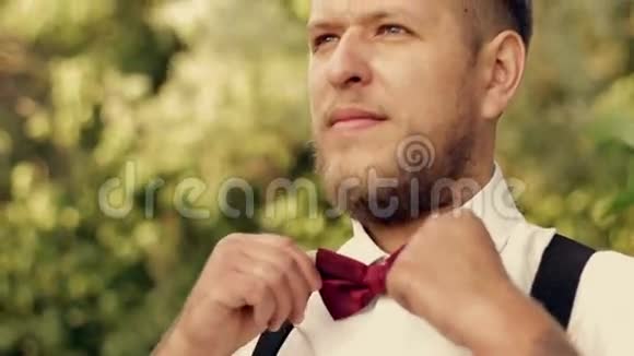一个穿西装留胡子的人把领带系直视频的预览图