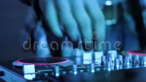 在夜总会6混音的DJ之手视频的预览图