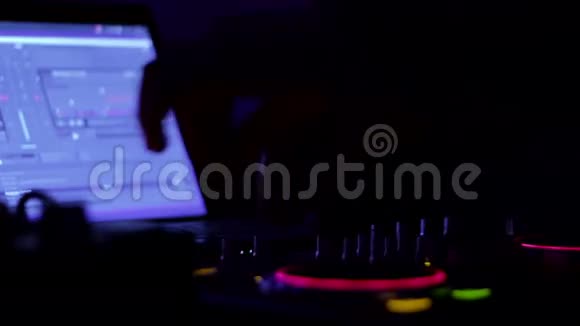 在夜总会混音音乐的DJ手视频的预览图