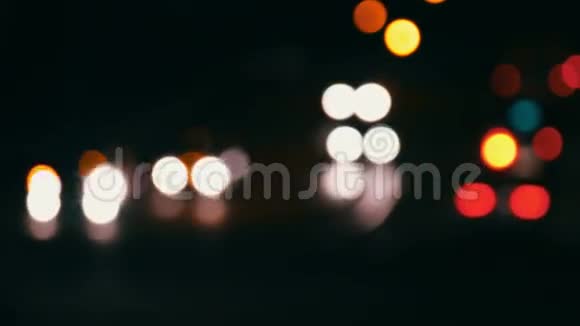 夜间交通散焦光线模糊的地方沿着街道快速移动视频的预览图