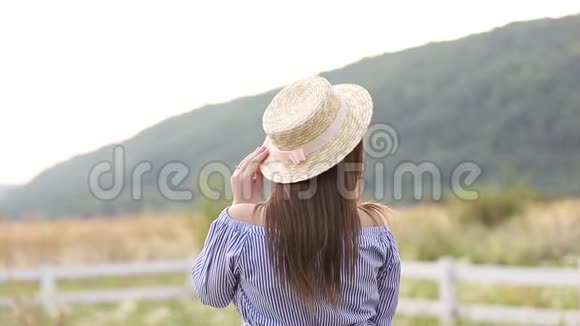 戴帽子的女士的后景山区背景视频的预览图