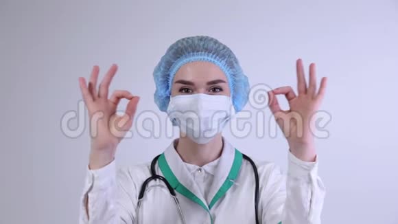 外科口罩的年轻特写医生视频的预览图