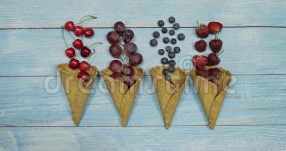 浆果和水果冰淇淋蓝莓草莓樱桃华夫饼里的葡萄视频的预览图