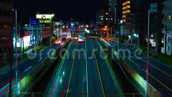 东京市中心的一条街在夜间长时间曝光的变焦镜头视频的预览图