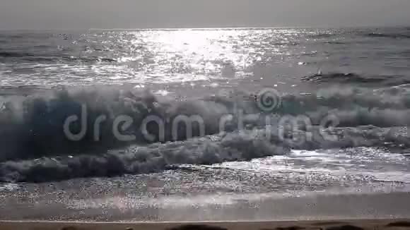 圣玛丽亚迪卡斯特拉贝特海滩上的海浪视频的预览图