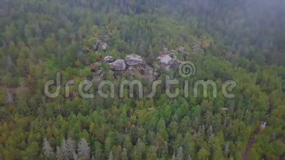 俄罗斯乌拉尔夏季的石头城自然景观鸟瞰图视频的预览图