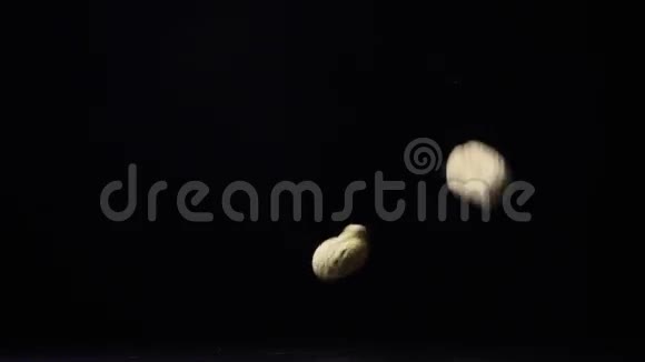 壳里没有壳的花生落在桌子上视频的预览图