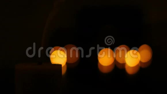 烛光用火柴点燃蜡烛视频的预览图