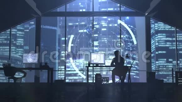 摩天大楼傍晚背景下的网络开发者剪影视频的预览图