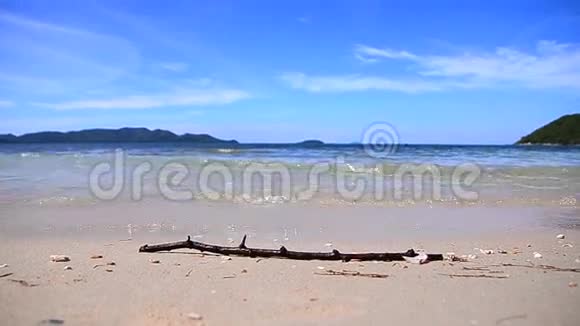 清洁的自然海浪向泰国SattahipChonburi海岸袭来视频的预览图
