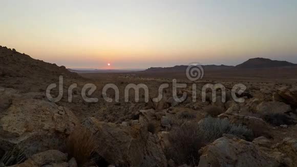 五颜六色的日落在纳米比亚沙漠澳大利亚纳米比亚非洲晴朗的天空发光的岩石和山丘时间流逝的视频视频的预览图