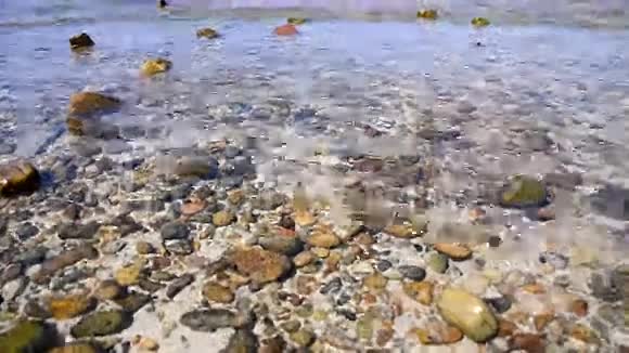 清洁的自然海浪向泰国SattahipChonburi海岸袭来视频的预览图