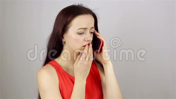 年轻漂亮的女人在打电话坏消息视频的预览图