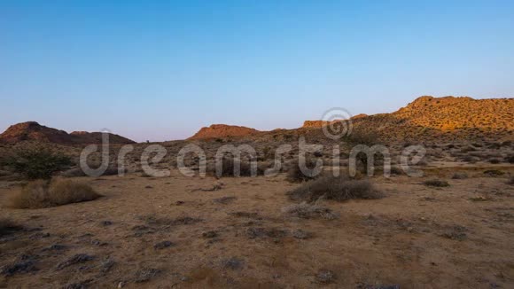 五颜六色的日出在纳米比亚沙漠澳大利亚纳米比亚非洲晴朗的天空发光的岩石和山丘时间流逝的视频视频的预览图