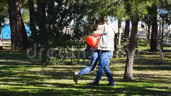 有趣的一对夫妇在公园里跑步视频的预览图