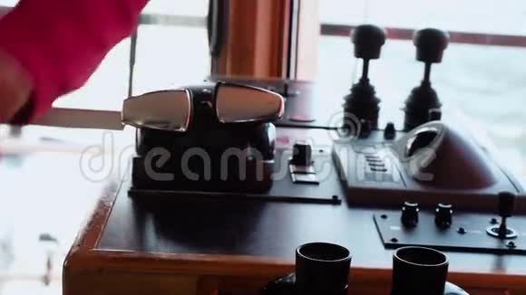 窃听主机控制马达双手在微光中特写视频的预览图