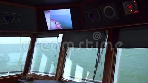 透过船窗看平静的绿松石海天气晴朗视频的预览图