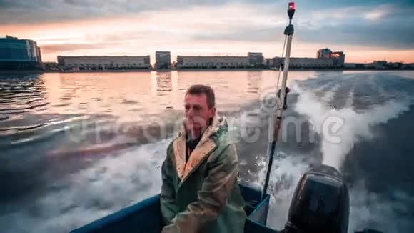 男子驾驶小渔船视频的预览图