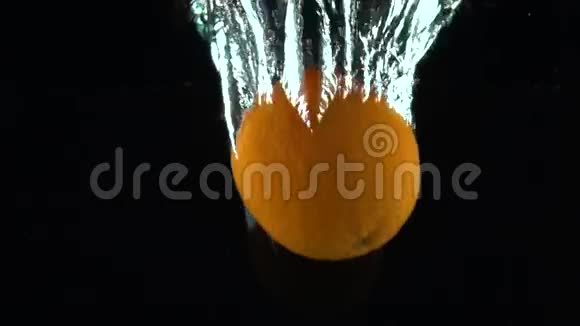 成熟的橙色在黑暗背景下沉入水中超级慢动作视频的预览图