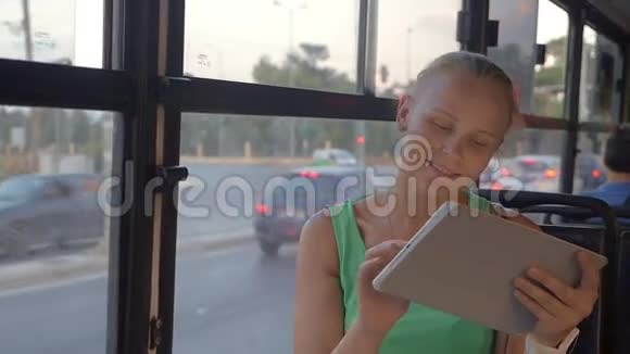 带触摸垫的年轻女子乘公共汽车旅行视频的预览图