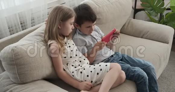 孩子们在手机上玩游戏视频的预览图