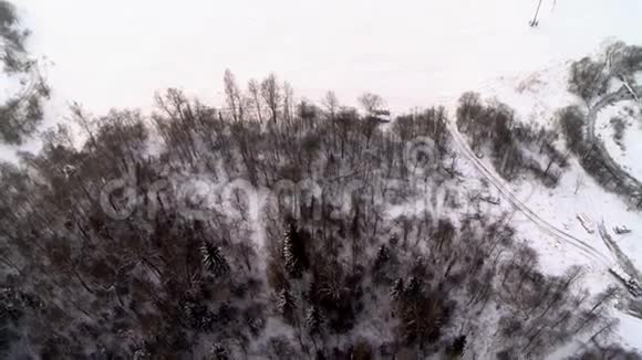 雪覆盖村庄的俯视图视频的预览图