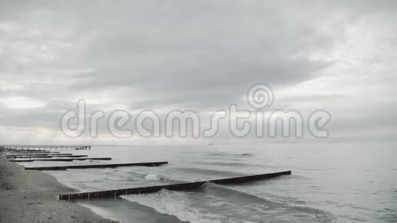 波罗的海海浪码头和海滩的海滨小镇木制防波堤视频的预览图