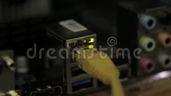主板中带有电缆的网卡闪烁灯信号显示视频的预览图