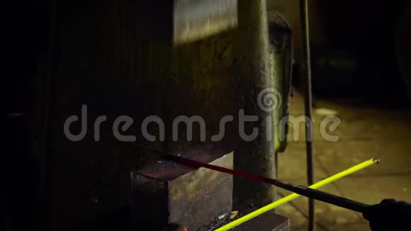 铁匠拿着蜡烛铁锭用气动锤锻造视频的预览图