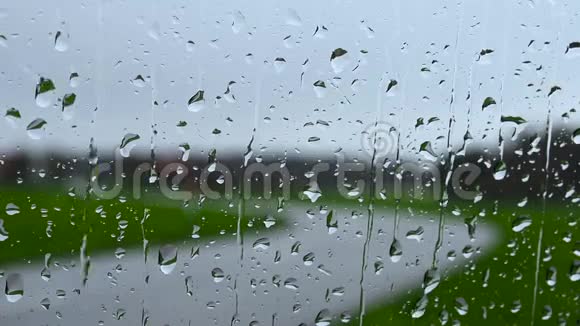 车窗后面有雨车窗外的雨在一杯水和一滴水上看到了那条路视频的预览图
