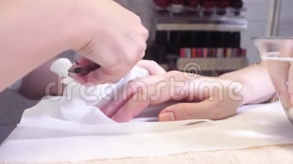美甲美容店美甲专家做美甲护理机械手透明角质层专业钳视频的预览图