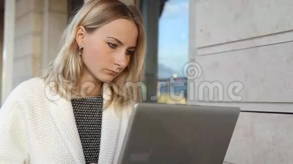 女人在咖啡馆里通过笔记本电脑在线购物视频的预览图
